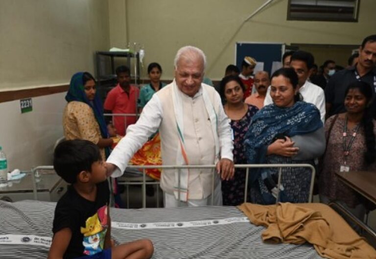 Wayanad-tragedy-Governor-comforts-those-undergoing-treatment